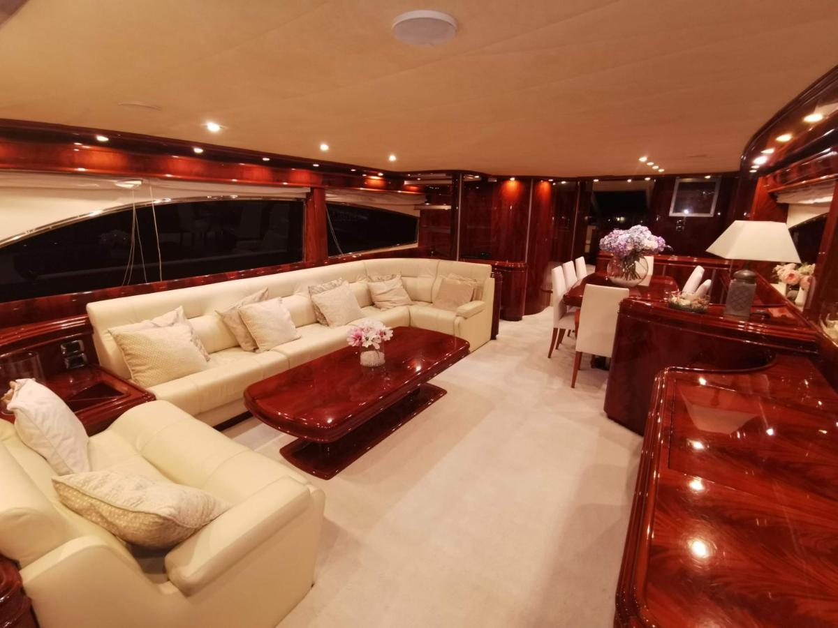 Rent Luxury Motor Yacht Bateau-hôtel
