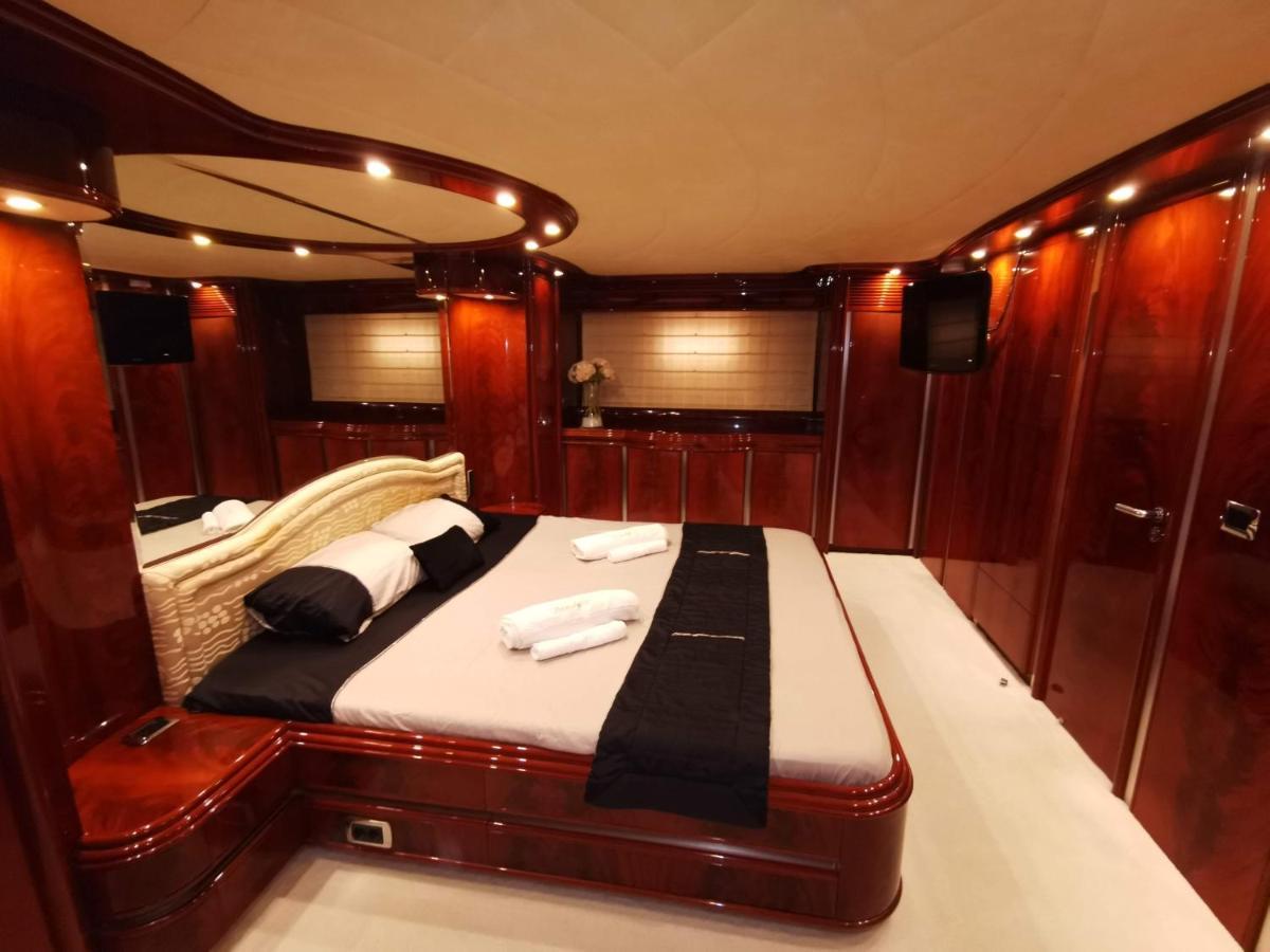 Bateau-hôtel Rent Luxury Motor Yacht Barcelone
