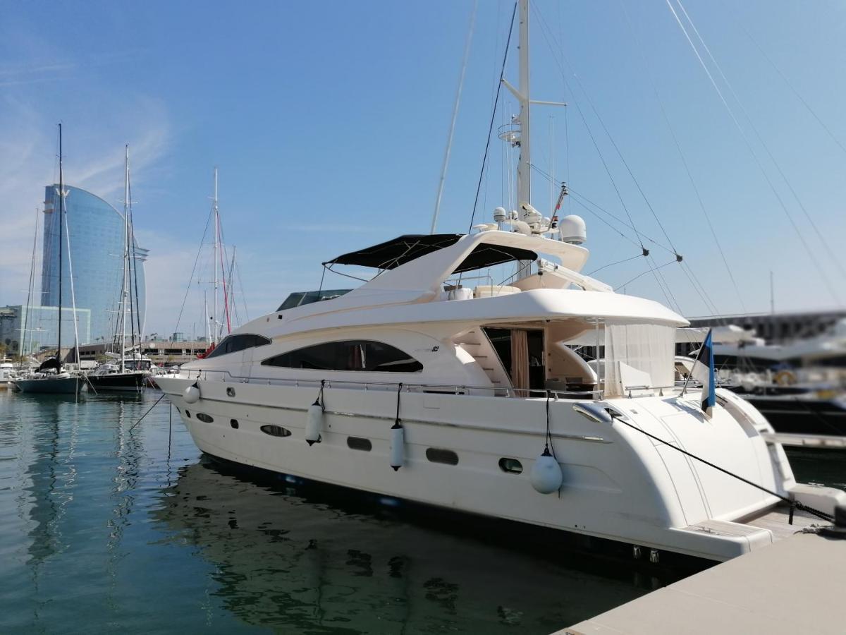 Rent Luxury Motor Yacht Bateau-hôtel Barcelone